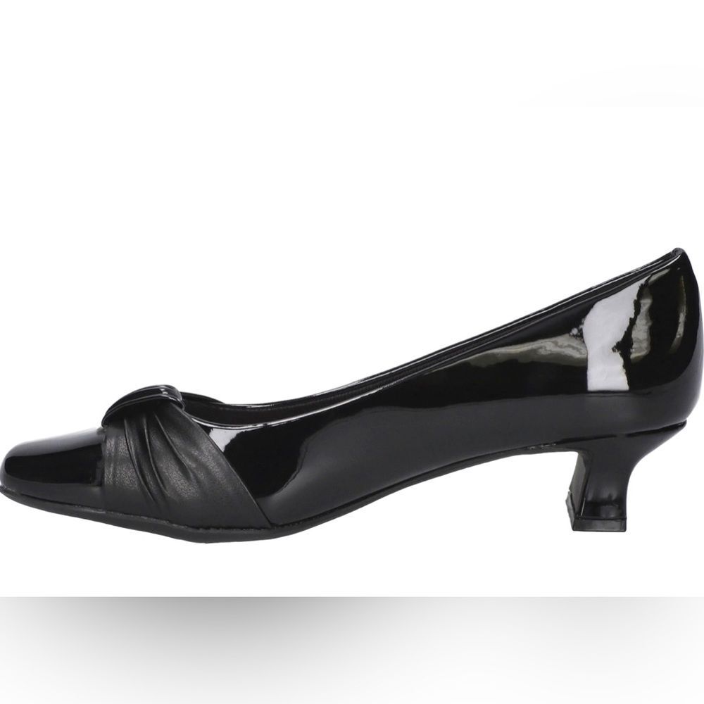 Easy Street NWOT The Waive size 9 black patent shoe with ruched bow detail.